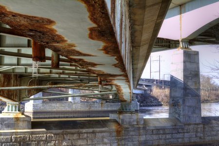 Een verroeste brug over de Schuylkill rivier